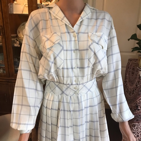 SOLD!! Host Pick! 🎉🎉 Eileen West Shirt Dress Soft White w/Gray Pearl Buttons - Picture 4 of 6